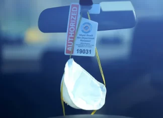 Acusan a mamá de poner en la cajuela a su hijo positivo a Covid para evitar contagios